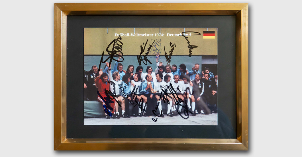 Erinnerungsstück Fotografie der Weltmeister 1974 mit Signaturen