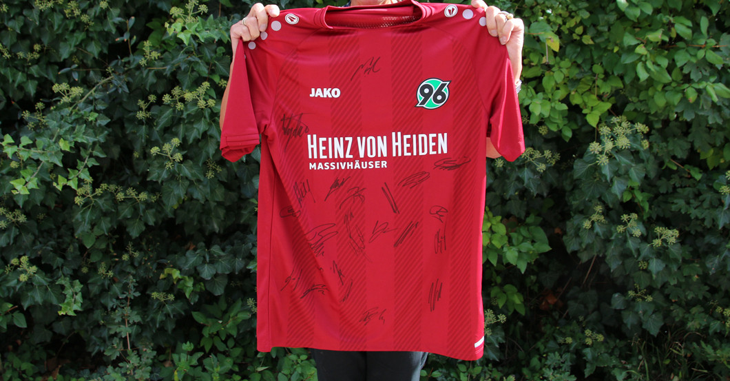 Hannover 96: Signed Shirt from the Current Season