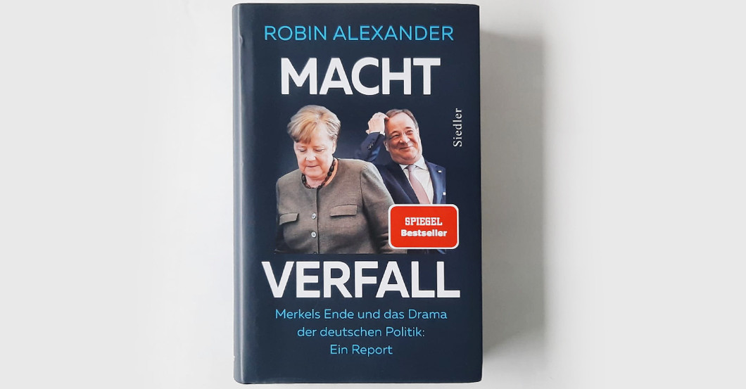 Ende der Ära Merkel: Autor Robin Alexander signiert sein Buch