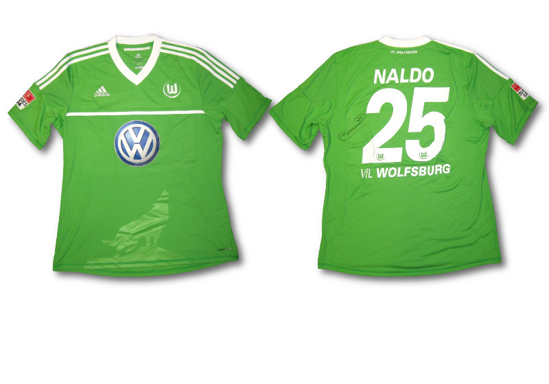 Das Trikot Des Vfl Wolfsburg Mit Der Unterschrift Von Naldo